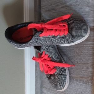 Airwalk shoes women's Sz 6 black white herringbone and houndstooth